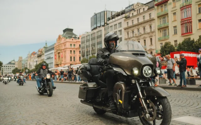 Fotogalerie: Prahou projely stovku motorkářů