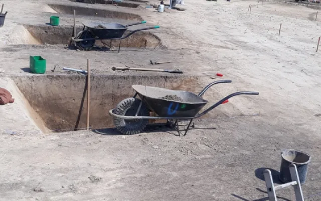 Archeologové odkrývají na okraji Prahy monumentální stavbu z doby kamenné