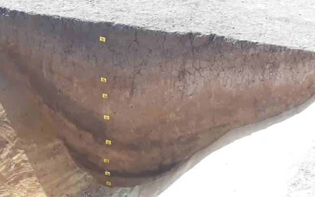 Archeologové odkrývají na okraji Prahy monumentální stavbu z doby kamenné