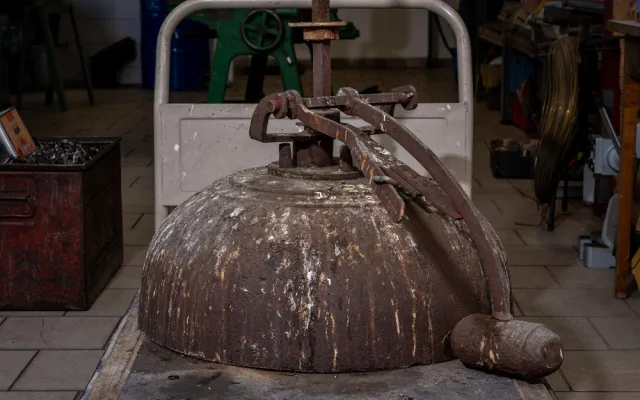V dílně se restaurují i původní cimbály, které váží 360 kg. Ty projdou koupelí v kyselině citronové a nedostanou žádnou povrchovou úpravu, pro zachování co nejčistšího zvuku, který se šíří po materiálu. Zdroj: Výstaviště Praha a.s, Jiří Šebek
