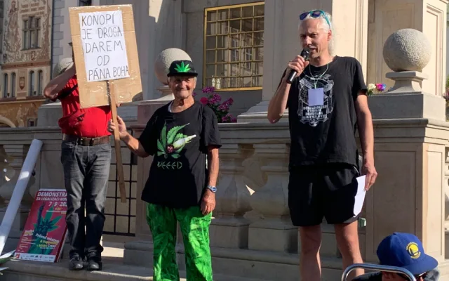 VIDEO: Prahu zahalil odér konopí. Městem prošel průvod za legalizaci