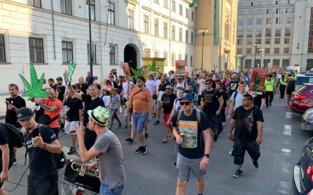 VIDEO: Prahu zahalil odér konopí. Městem prošel průvod za legalizaci