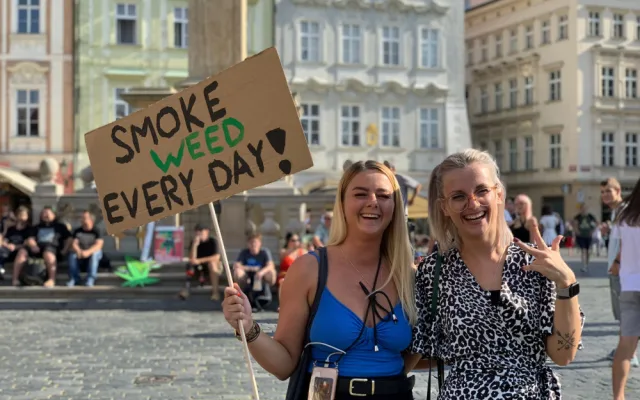 VIDEO: Prahu zahalil odér konopí. Městem prošel průvod za legalizaci