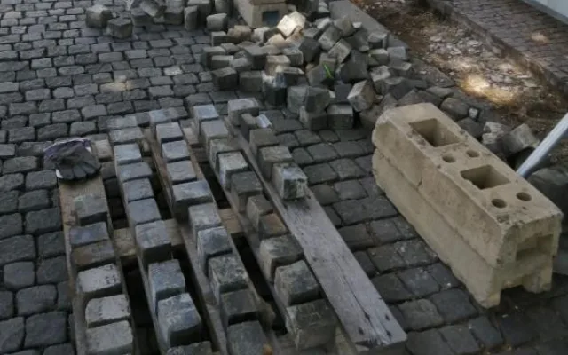 Na Žižkově odhalili nový památník z rozřezaných židovských náhrobků