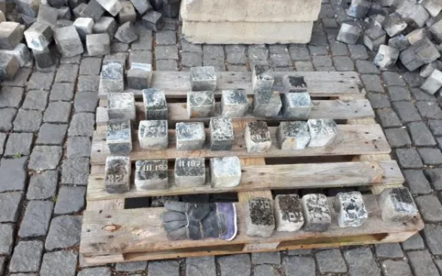 Na Žižkově odhalili nový památník z rozřezaných židovských náhrobků