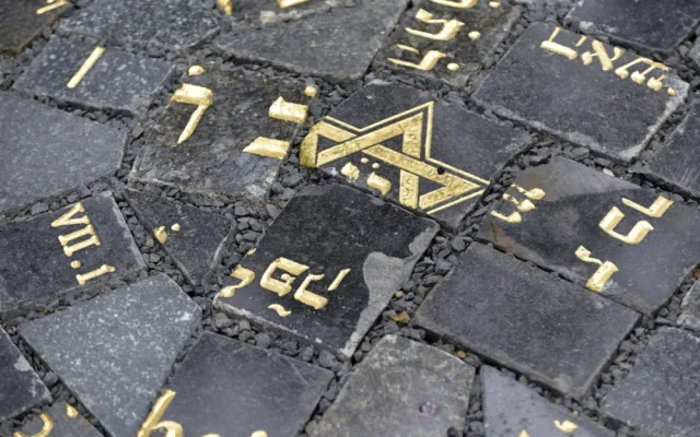 Na Žižkově odhalili nový památník z rozřezaných židovských náhrobků