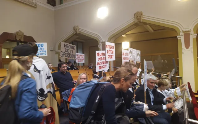 VIDEO: Malí hokejisté hráli před magistrátem. Praha 5 získá novou ledovou plochu