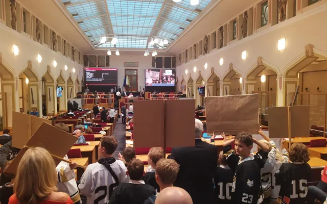 VIDEO: Malí hokejisté hráli před magistrátem. Praha 5 získá novou ledovou plochu
