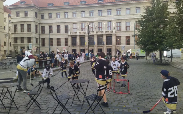 VIDEO: Malí hokejisté hráli před magistrátem. Praha 5 získá novou ledovou plochu