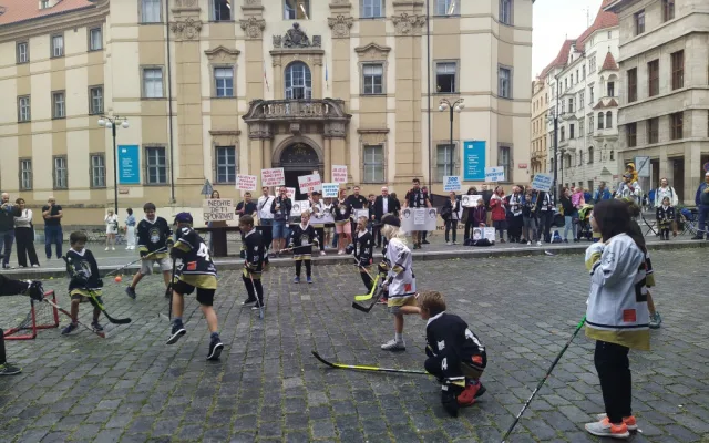 VIDEO: Malí hokejisté hráli před magistrátem. Praha 5 získá novou ledovou plochu