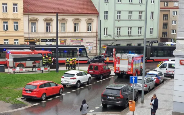 Řidička se dostala mezi dvě tramvaje. Ty její auto slisovaly
