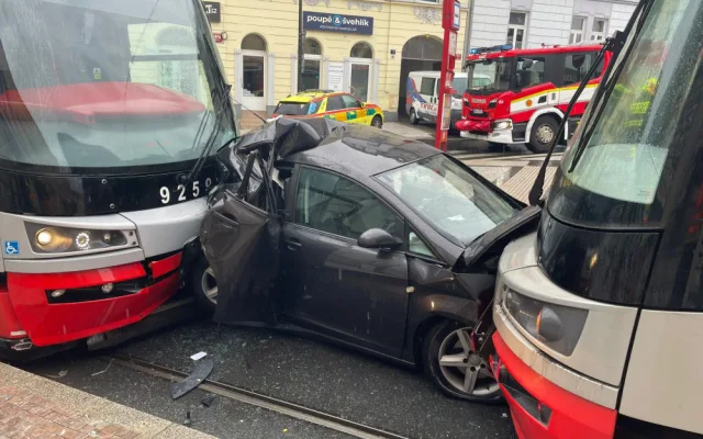 Řidička se dostala mezi dvě tramvaje. Ty její auto slisovaly