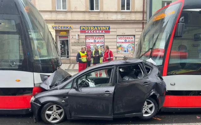 Řidička se dostala mezi dvě tramvaje. Ty její auto slisovaly