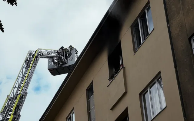 VIDEO: Z požáru v Praze 3 evakuovali hasiči devět lidí