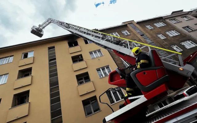VIDEO: Z požáru v Praze 3 evakuovali hasiči devět lidí