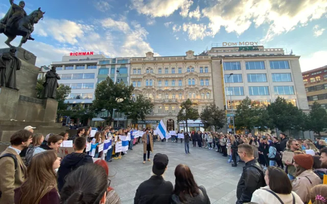 V centru Prahy se sešli Rusové. Požadují okamžité zastavení Putina