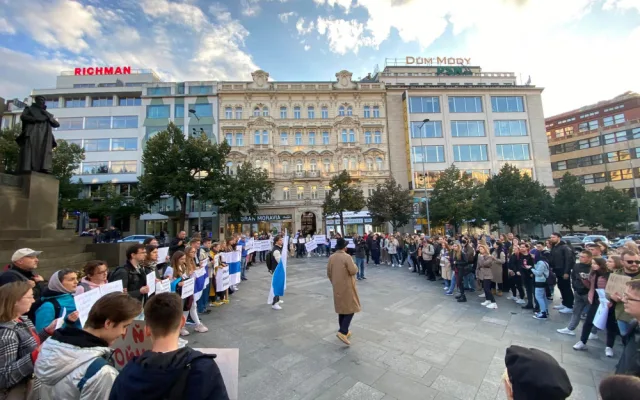 V centru Prahy se sešli Rusové. Požadují okamžité zastavení Putina