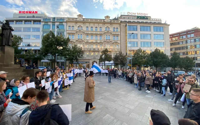 V centru Prahy se sešli Rusové. Požadují okamžité zastavení Putina