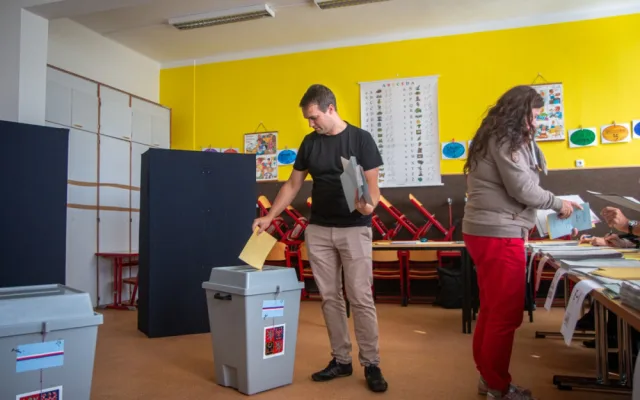 VOLBY 2022: Začíná druhý den voleb. Češi rozhodnou o složení městských a obecních zastupitelstev