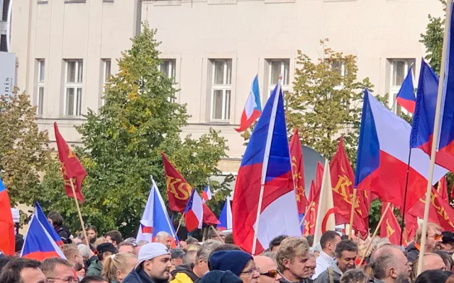 VIDEO: Václavské náměstí zaplnily desítky tisíc lidí. Demonstrují proti vládě
