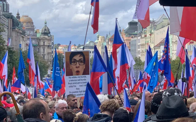 VIDEO: Václavské náměstí zaplnily desítky tisíc lidí. Demonstrují proti vládě