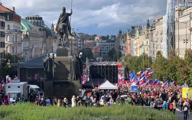 VIDEO: Václavské náměstí zaplnily desítky tisíc lidí. Demonstrují proti vládě