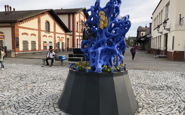 V Pražské tržnici je vystavena socha ukrajinské umělkyně, která utekla před válkou