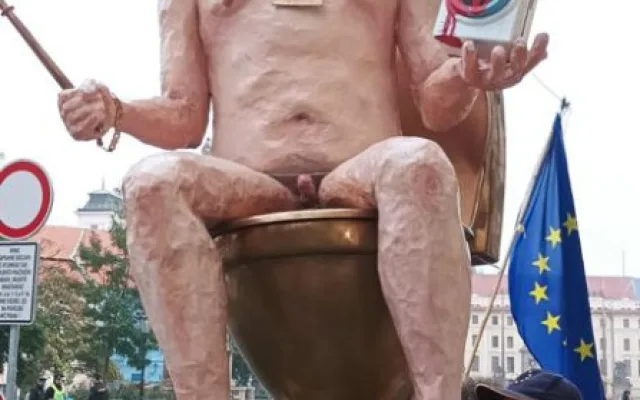 Před Pražským hradem se sešli demonstranti. Vyzývají ke sjednocení Evropské unie