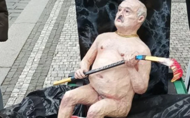 Před Pražským hradem se sešli demonstranti. Vyzývají ke sjednocení Evropské unie