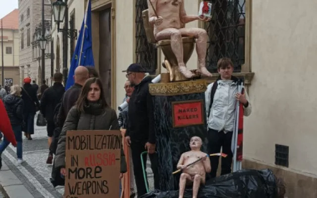 Před Pražským hradem se sešli demonstranti. Vyzývají ke sjednocení Evropské unie