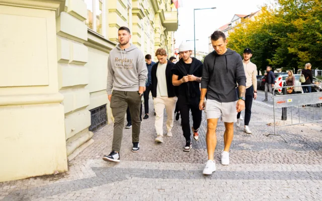 Hvězdy NHL září v Praze. Hertl vzal syna na led a ukázal Prahu spoluhráčům