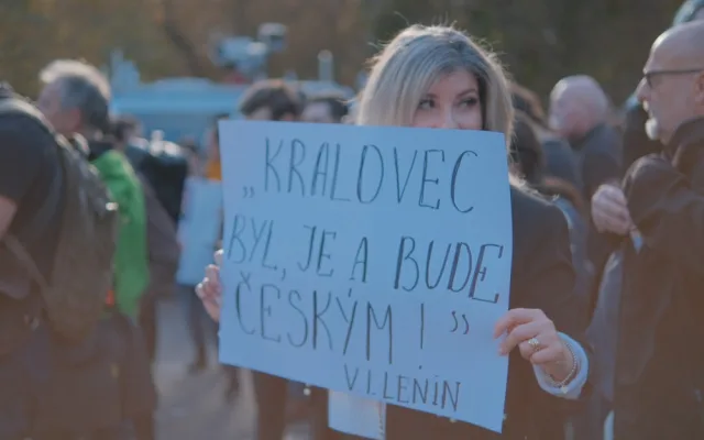 FOTOGALERIE: Lidé demonstrovali před ruskou ambasádou. Chtějí vrátit Kaliningrad Česku