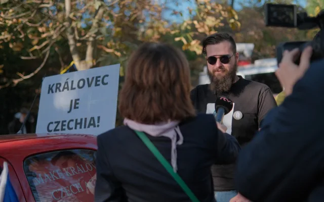 FOTOGALERIE: Lidé demonstrovali před ruskou ambasádou. Chtějí vrátit Kaliningrad Česku