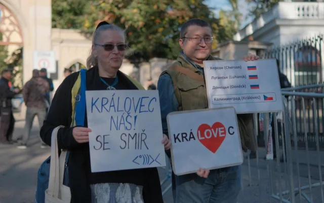 FOTOGALERIE: Lidé demonstrovali před ruskou ambasádou. Chtějí vrátit Kaliningrad Česku