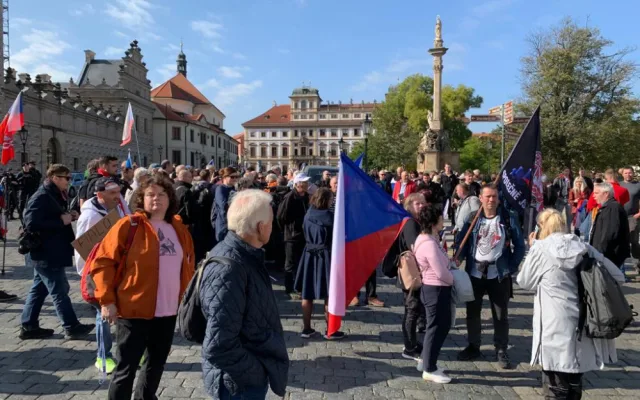 U Pražského hradu demonstrují stovky lidí. Chtějí demisi vlády