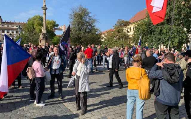 U Pražského hradu demonstrují stovky lidí. Chtějí demisi vlády