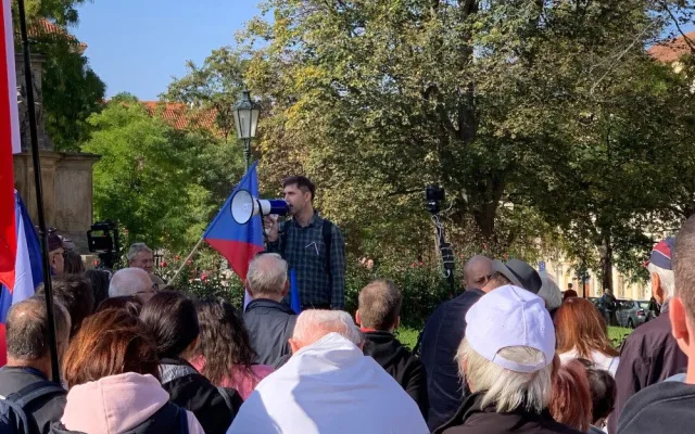 U Pražského hradu demonstrují stovky lidí. Chtějí demisi vlády
