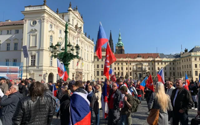 U Pražského hradu demonstrují stovky lidí. Chtějí demisi vlády