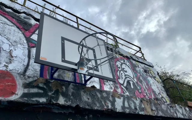 Ošuntělé zákoutí na Žižkově rozzářilo nové hřiště na streetball