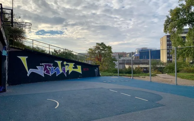 Ošuntělé zákoutí na Žižkově rozzářilo nové hřiště na streetball