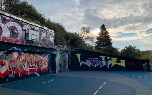 Ošuntělé zákoutí na Žižkově rozzářilo nové hřiště na streetball