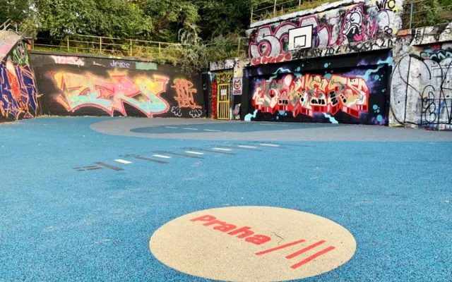 Ošuntělé zákoutí na Žižkově rozzářilo nové hřiště na streetball