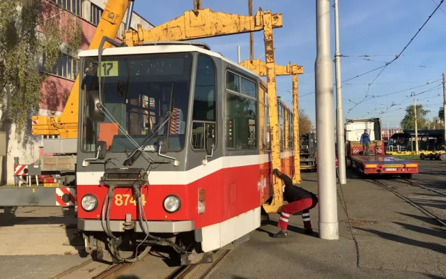 Praha poslala na Ukrajinu první čtyři darované tramvaje