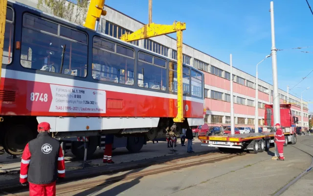 Praha poslala na Ukrajinu první čtyři darované tramvaje
