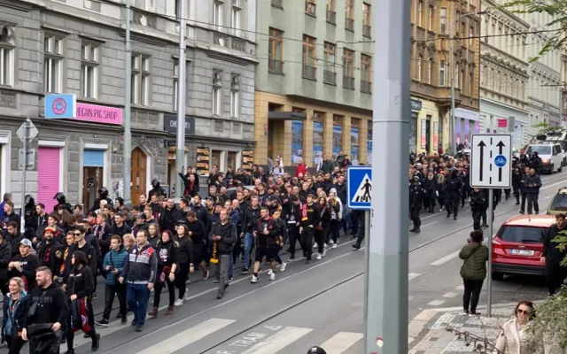 VIDEO: Vyprodané derby je tady. Tisíce fanoušků jsou v ulicích Prahy