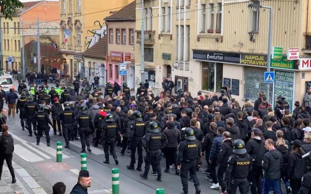 VIDEO: Vyprodané derby je tady. Tisíce fanoušků jsou v ulicích Prahy