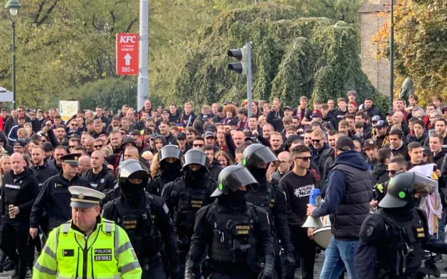VIDEO: Vyprodané derby je tady. Tisíce fanoušků jsou v ulicích Prahy
