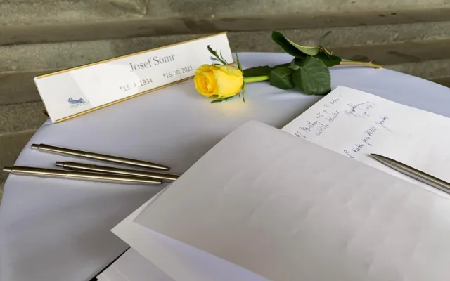 S Josefem Somrem se přišla rozloučit veřejnost i herečtí kolegové