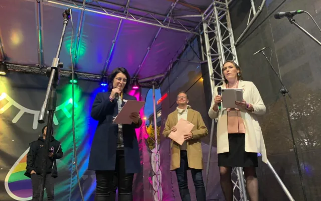 VIDEO: Na Václavském náměstí se sešly tisíce lidí uctít památku obětí střelby v Bratislavě. Přišli i Drábová a Vystrčil
