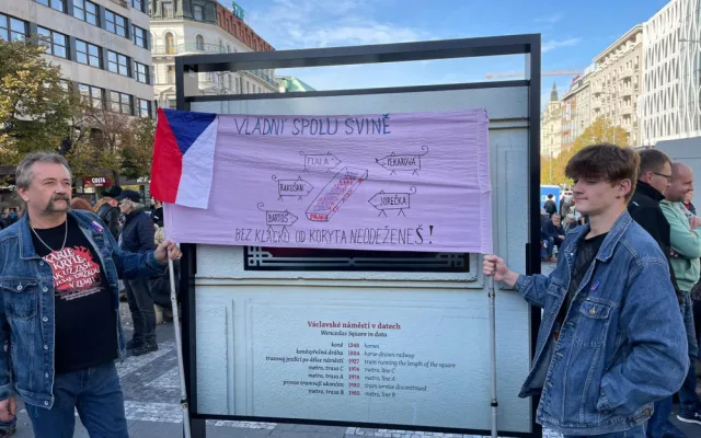 Na Václavském náměstí protestují tisíce lidí. Chtějí demisi vlády